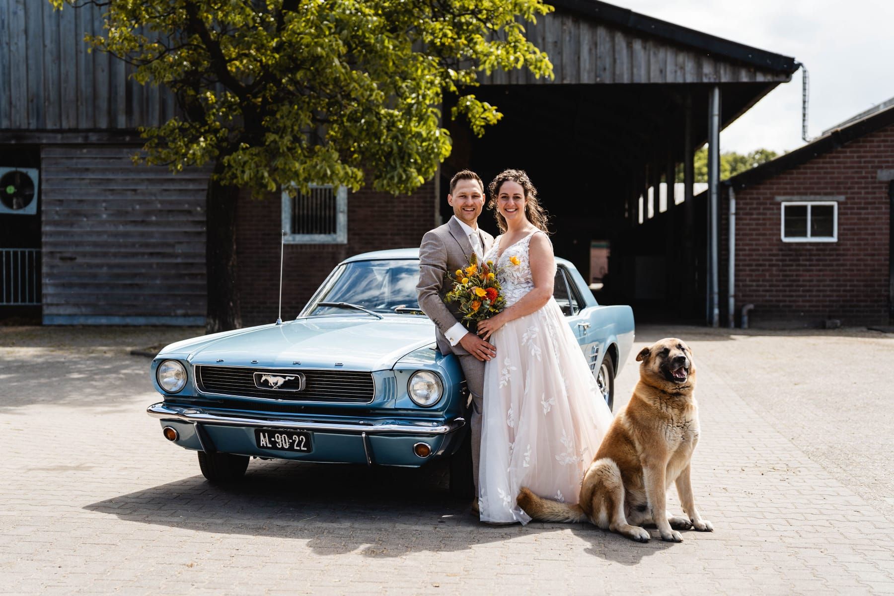 Bruidspaar bij de klassieke Ford Mustang